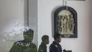 Foto: Olah TKP di Gereja Lidwina Sleman yang Diserang