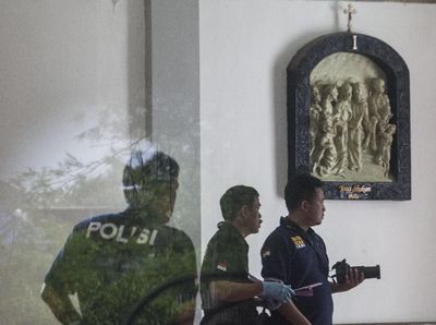 Foto: Olah TKP di Gereja Lidwina Sleman yang Diserang