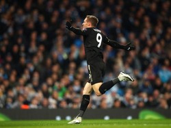 Jamie Vardy pun meneruskan catatan apik menghadapi tim-tim besar musim ini, selalu bikin gol ke gawang Liverpool, Manchester United dan City, Arsenal, Tottenham Hotspur serta Chelsea (Clive Brunskill/Getty Images)