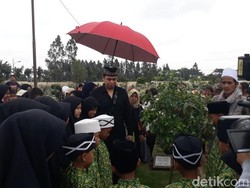 Billy Syahputra Ziarah ke Makam Olga Syahputra Bersama Anak Yatim