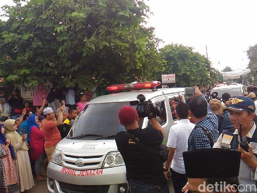 Jenazah Korban Bus Tanjakan Emen Tiba di Masjid Nurul Iman Ciputat Jenazah Korban Bus Tanjakan Emen Tiba di Masjid Nurul Iman Ciputat