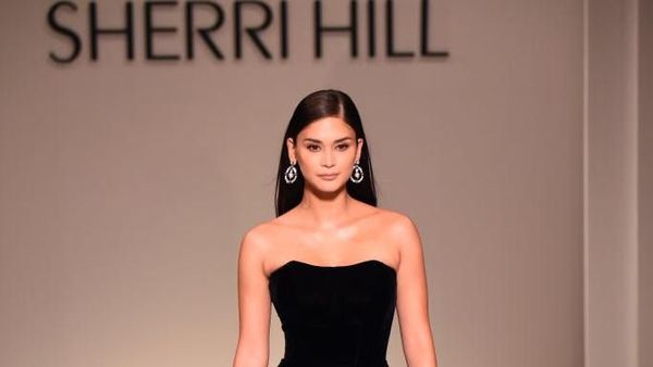 Foto: Aksi 2 Miss Universe yang Cantik Mempesona di New York Fashion Week