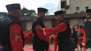Foto: Momen Anies Terima Sabuk Hitam Pendekar Kehormatan Tapak Suci
