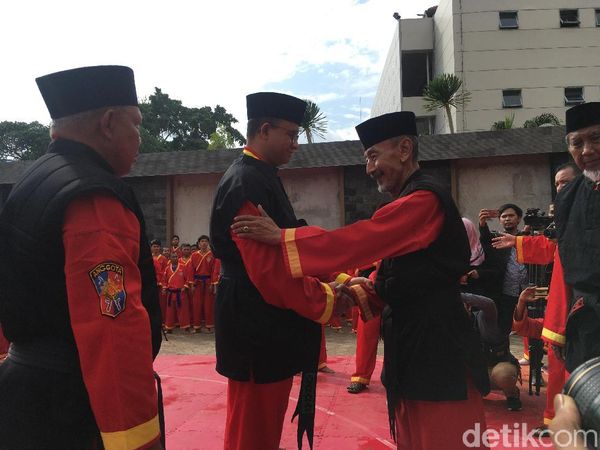 Foto: Momen Anies Terima Sabuk Hitam Pendekar Kehormatan Tapak Suci