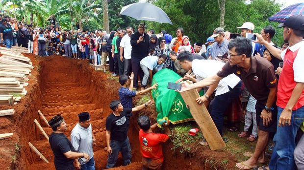 Dangdut dan Kenangan Terakhir Anak Korban Kecelakaan Subang