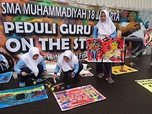 Melukis Demi Solidaritas untuk Guru Budi yang Tewas di Sampang