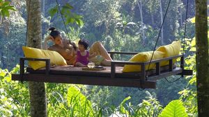 Jalan-jalan Ke Ubud, Ini Makanan yang Disantap Atiqah dan Rio Dewanto