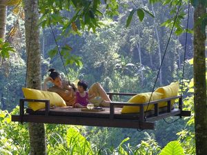 Jalan-jalan Ke Ubud, Ini Makanan yang Disantap Atiqah dan Rio Dewanto