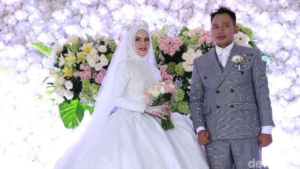Mesranya Angel Lelga dan Vicky Prasetyo di Resepsi Pernikahan