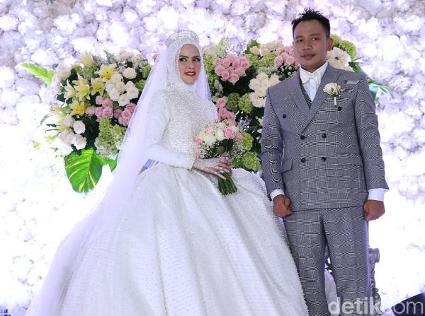 Mesranya Angel Lelga dan Vicky Prasetyo di Resepsi Pernikahan