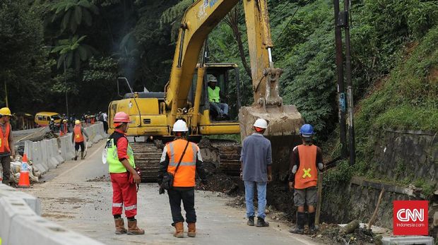 Perbaikan jalur yang terputus akibat longsor di Riung Gunung, Puncak, Jawa Barat.