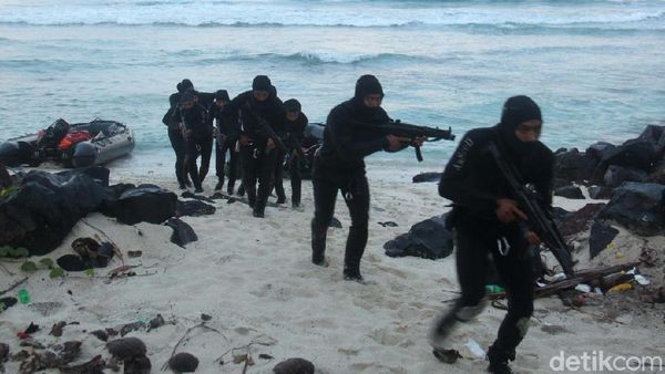 Melihat Aksi Pasukan Intai Amfibi Marinir di Pulau Miangas