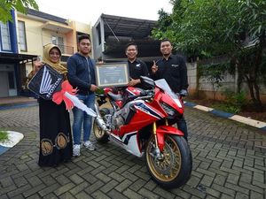 Ini Orang Indonesia Pertama yang Punya Moge Honda CBR1000RR SP Ini Orang Indonesia Pertama yang Punya Moge Honda CBR1000RR SP