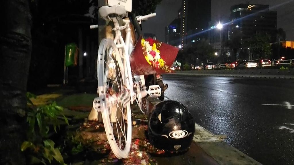 Foto: Bunga dan Replika Sepeda di Lokasi Tabrak Lari Produser RTV Foto: Bunga dan Replika Sepeda di Lokasi Tabrak Lari Produser RTV