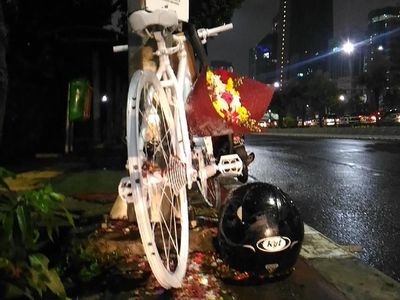 Foto: Bunga dan Replika Sepeda di Lokasi Tabrak Lari Produser RTV