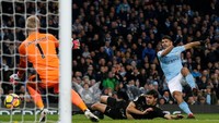Gol kedua Sergio Aguero membawa City menjauhkan keunggulan jadi 3-1 memaksimalkan kesalahan di lini belakang Leicester. (Andrew Yates/Reuters)