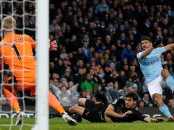 Gol kedua Sergio Aguero membawa City menjauhkan keunggulan jadi 3-1 memaksimalkan kesalahan di lini belakang Leicester. (Andrew Yates/Reuters)