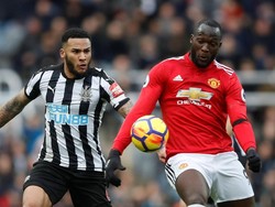 Ketat, MU Sementara Tertahan di Markas Newcastle