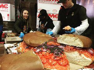 Cobain Deh Makan Roti Bagel Raksasa yang Pecahkan Rekor Dunia