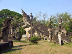 Patung-patung Hindu & Buddha Berdiri Berdampingan di Taman Ini