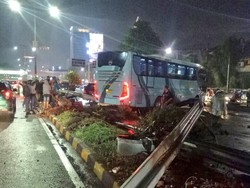 5 Orang Luka Akibat Bus Tabrak Pembatas Jalan Tol Senayan