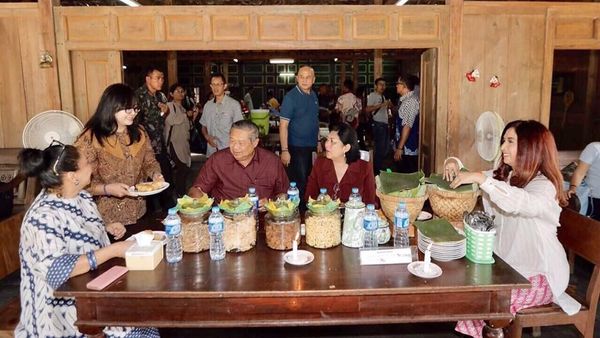 Mengintip Potret Ani Yudhoyono Saat Menikmati Makanan Bersama Keluarganya