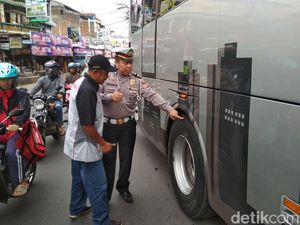 Antisipasi Kecelakaan, Polisi Periksa Bus Pariwisata di Garut