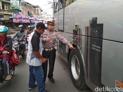 Antisipasi Kecelakaan, Polisi Periksa Bus Pariwisata di Garut