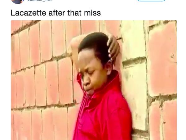 Buang Peluang Emas, Lacazette Jadi Bulan-bulanan Netizen