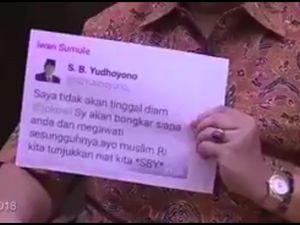 Momen SBY Tunjukkan Akun Palsu yang Adu Domba dengan Jokowi-Mega