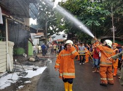 Kebakaran Warung Makan di Jaktim, 12 Mobil Pemadam Dikerahkan