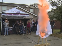 Hapus Kenangan Buruk Usai Bercerai, Wanita Ini Bakar Gaun Pernikahan