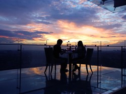 Nikmati Santap Malam Romantis Valentine di Ketinggian Kota Kembang