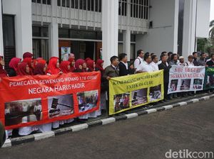 Puluhan Guru Kecewa Sidang Gugatan Ponpes Al Zaytun Ditunda Puluhan Guru Kecewa Sidang Gugatan Ponpes Al Zaytun Ditunda