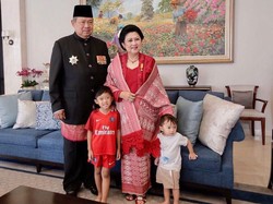 Rekam Tingkah Cucu Saat Salat, Ani Yudhoyono Banjir Komentar