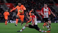 Mohamed Salah, depan (Liverpool). Untuk kali ketiga musim ini, Salah mencetak gol sekaligus membuat assist di sebuah laga Premier League. Ia kini punya 22 gol di ajang tersebut, menempatkannya di posisi dua klasemen top skorer. (Foto: Action Images via Reuters/Peter Cziborra)
