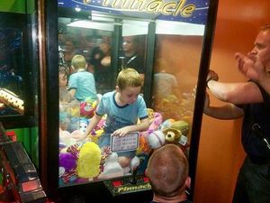 Ada-ada Saja! Saat Seorang Bocah Terjebak di Mesin Capit Boneka