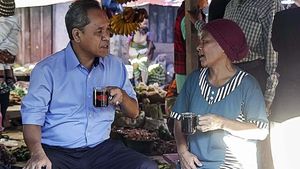 Cagub NTT Benny K Harman Blusukan ke Pasar