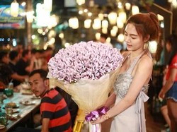 Unik! Wanita Ini Hadiahi Pacarnya Buket Uang Rp 43 Juta