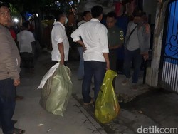 Polisi Bawa Barbuk dari TKP Pembunuhan Ibu dan 2 Anak di Tangerang
