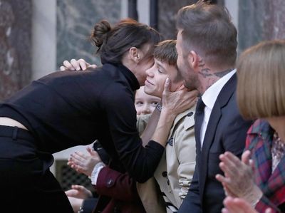 Foto: So Sweet, Kompaknya Keluarga Beckham di Fashion Show Terakhir Victoria