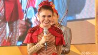 Merah Merona Rossa di Atas Panggung