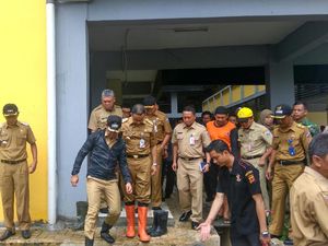 Pakai Boots Oranye, Anies Tinjau Lokasi Sumur Resapan di Bogor