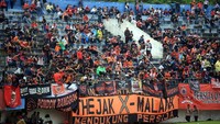 Ratusan The Jak Mania yang mendukung tim kebanggannya di stadion Manahan Solo itu pun puas dengan permainannya kali ini. Persija Jakarta berhasil mengalahkan PSMS Medan dengan skor 1-0. Foto: dok. Panpel Piala Presiden 2018