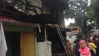 Penampakan Warung Makan yang Terbakar di Kramat Jati