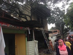 Warung Makan Terbakar di Kramat Jati Akibat Kebocoran Gas di Kompor