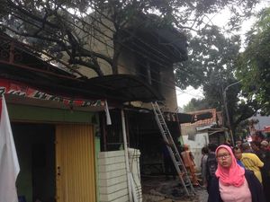 Penampakan Warung Makan yang Terbakar di Kramat Jati Penampakan Warung Makan yang Terbakar di Kramat Jati