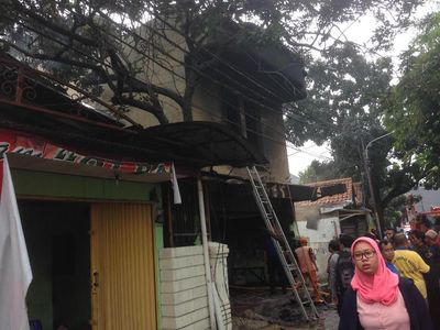 Penampakan Warung Makan yang Terbakar di Kramat Jati