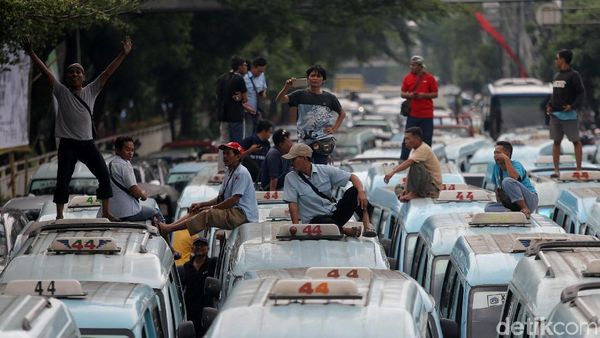 Suasana Demo Sopir Angkot di Tebet