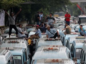 Suasana Demo Sopir Angkot di Tebet